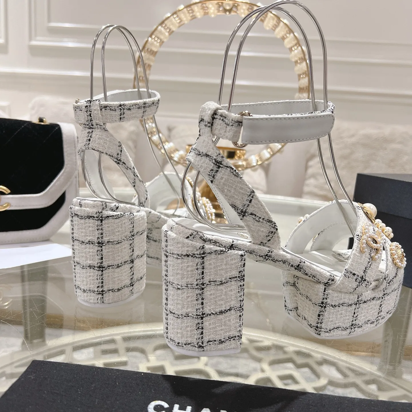 👟👟Ex-factory price 580👟👟 𝐂𝐇𝐀𝐍𝐄𝐋 | Xiaoxiang 25𝐬𝐬Spring and summer new products Counter classic catwalk models New series of high-heeled and waterproof platform sandals〰 A must-have in the fashion circle, the combination will interpret the meticulous, minimalist and classic elements that will never fade away It shows a unique dressing style that is too beautiful to say. A must-have for summer... Upper: Highly customized original specific fabrics. Lining: imported sheepskin lining. Outsole: original molded non-slip outsole. Heel height: 12cm. Waterproof platform: 2.5cm. Size: 35-39 (40.41.42 customization is not returnable)